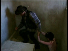 Lucky Cooch: Chlupatá brunetka saje a jezdí na velkém čůrákovi chlápka