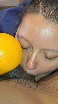Дика англійська товстушка смокче великий чорний член, nata4sex, гладить його член грейпфрутом