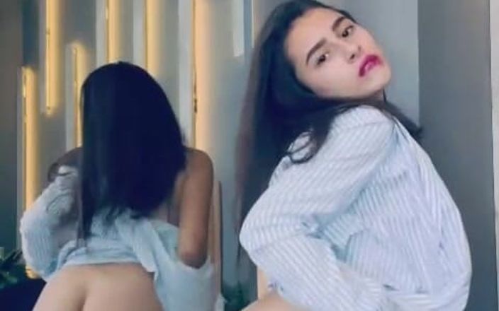LiliBralee: Aku lagi asik muasin memekku pakai tubuh aduhaiku sebelum dientot...