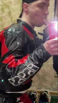Gay motorkář kouří muže v celé kůži