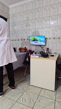 Exame anal envolvendo a inserção de um plug e sexo anal para reter sêmen dentro.