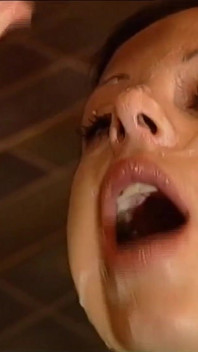 Coño mojado de una chica alemana insaciable devorado por una gran polla (película porno completa)