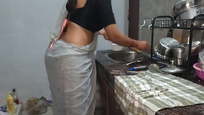 Hotty_ragini: Khi người giúp việc yêu cầu tăng lương, người sử...