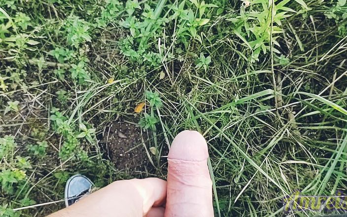 Amreis: Visade sina bollar och sperma kraftfullt i en smutsig övergiven byggnad