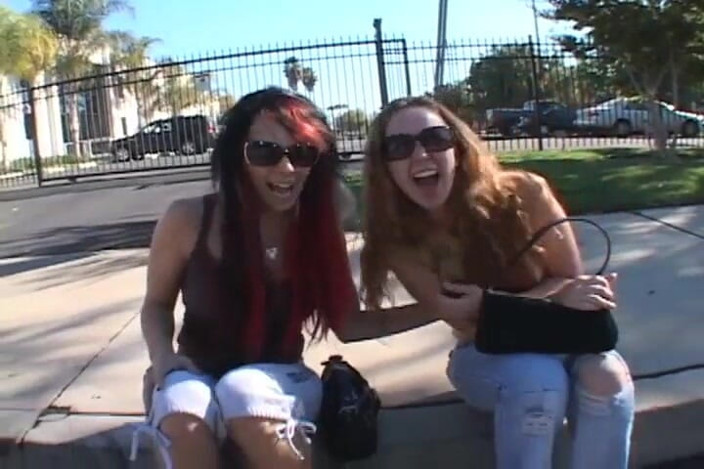 Hot group XXX: Blowjob and cumshot gangbang for Leighlani Red and Isis Ray