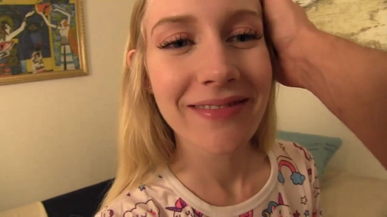 Eros Arts - Liberated Eye: Stiefvader heeft een schattige outfit Emma Starletto voor me gekocht