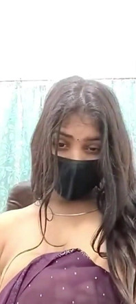 Namorada mostra e pressiona seus peitos em vídeo chamada
