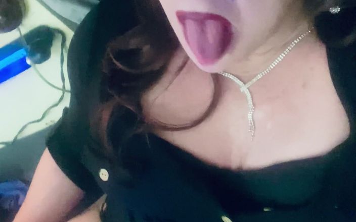 Krissy Sweets: Krissy Sweets acariciando su polla