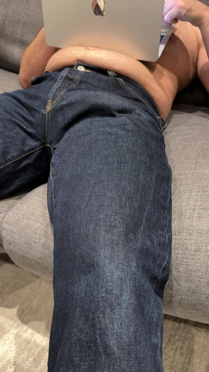 Cock in Jeans: Viendo porno en jeans ajustados - correrme en mí mismo