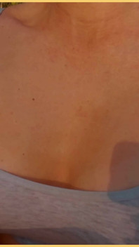 Ma femme laisse sortir ses gros nichons dans ce soutien-gorge de sport moulant