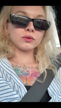 Can’t Resist Showing off Myself Even While My Friends Are in the Car
