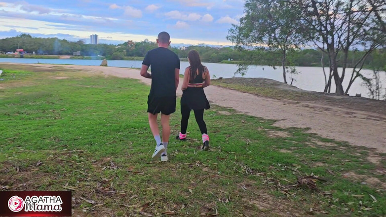 Agatha Mama: Agatha menyusui dalam hubungan seks di taman, dengan celana robek