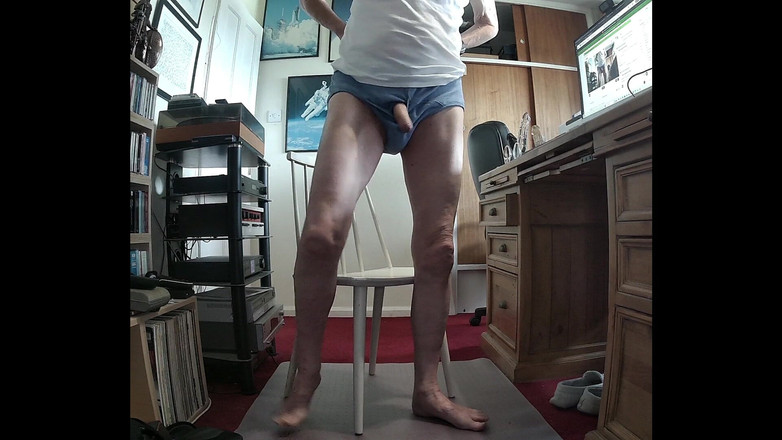 bigears: 低角度脱衣，在网络摄像头上拍摄精液特写