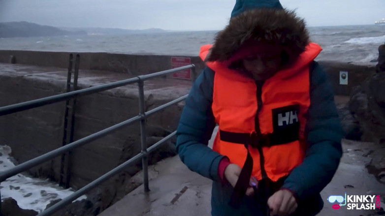UKCuteGirl Lucy Lauren: La provocante lifejacket di sicurezza con il cavallo legato