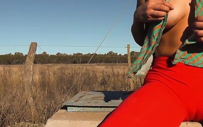 Argentina Latina Amateurs: Yessy latina sexy avec un cameltoe naturel mignon et une...