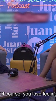 Femeie latino cu țâțe uriașe Rosxanagutierrez penetrată de mașina de futut pe Juan Bustos Podcast