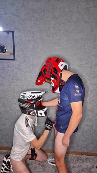 Мужик в Mxhelmet и Nike Tn кроссовки трахает еще одного мужика