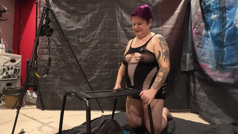 The Izars: Maîtresse Izar teste un reinement immobile avec une surprise pour...