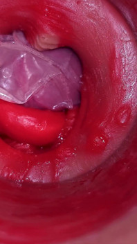 La fotocamera all'interno della figa profonda registra una Enorme eiaculazione con un preservativo bloccato!