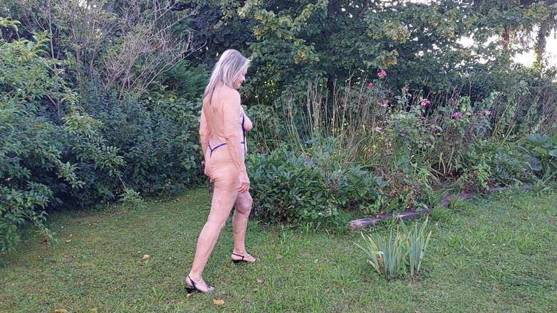 martinawest: Assista Martina Alsmost nua de 77 anos em seu jardim