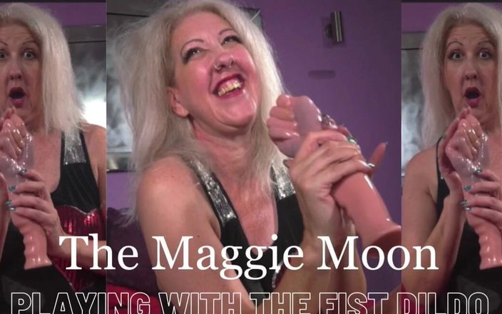 Maggie Moon: Chơi với con cu giả bằng tay, tôi có thể đút...