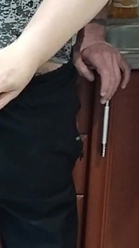 Heet sperma in de mond van schoonmoeder nadat ze een lul heeft afgetrokken in de keuken
