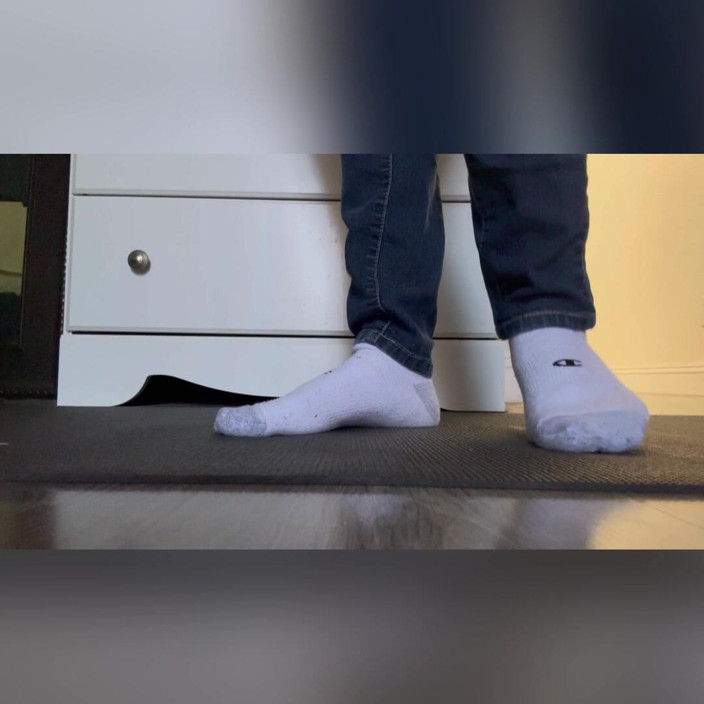Tan feets: स्नीकर्स में मिश्रित लैटिना tanfeets, socks जूते हटाने वाले छोटे आदमी को फंसाती है