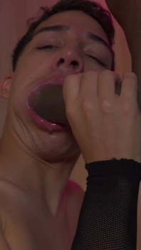 หนุ่มออกสาวเย็ดคอเลอะเทอะและโดนเย็ดคออย่างหนัก