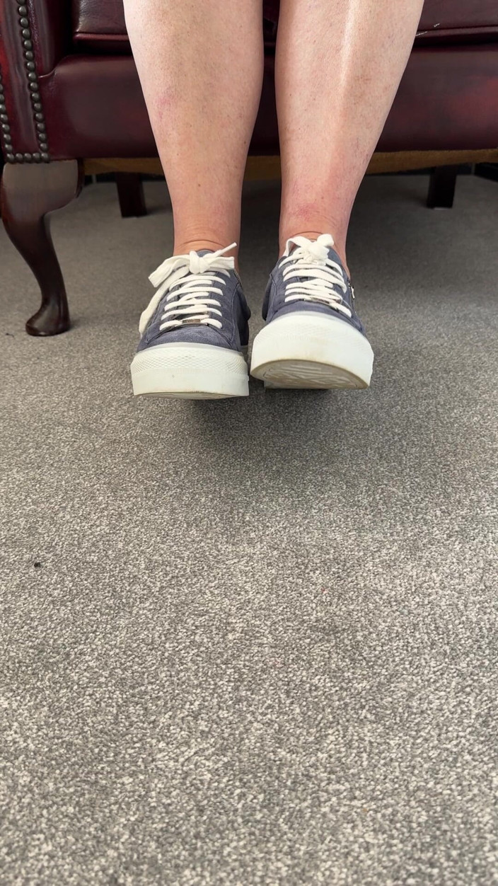 catherinecan69: Dedos De Los Pies Sudorosos Calientes, Necesitas Lamerlos Por Mí