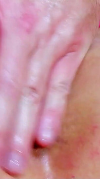 Sexy milf Angelina é fodida até o orgasmo por estranhos