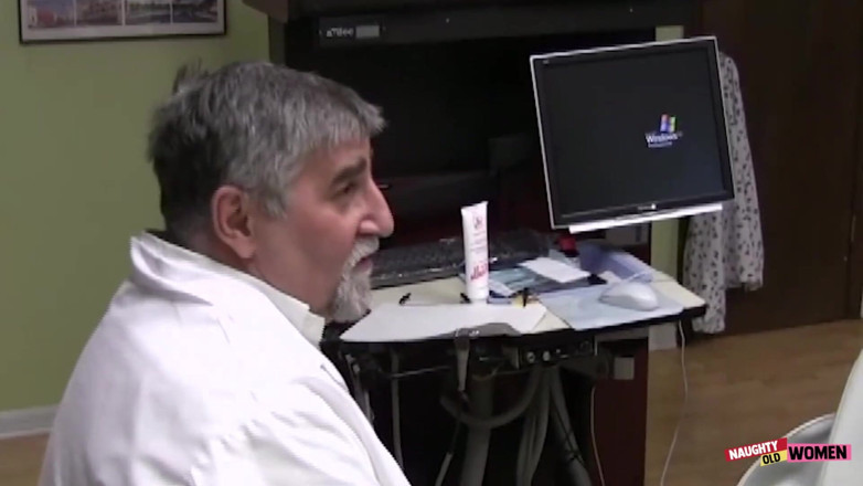 Naughty old women: Follar a su dentista en un trío es una rutina...