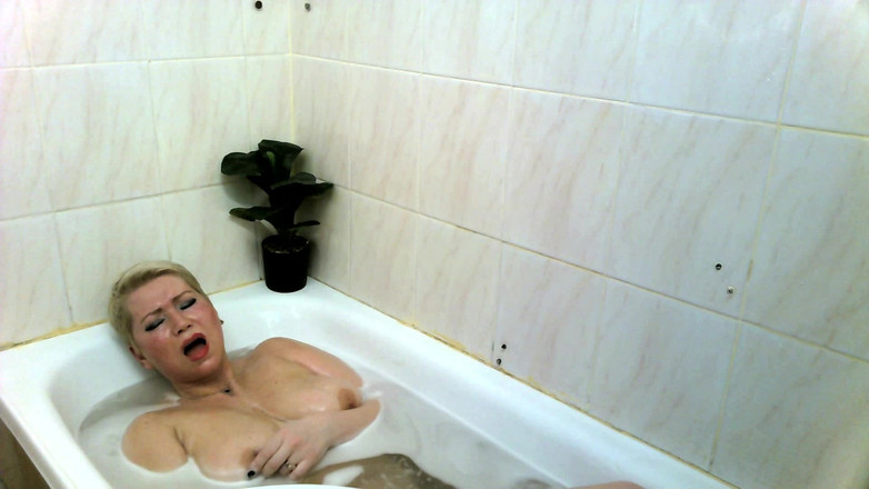 AimeeParadise: Ateşli olgun büyük memeli sarışın üvey anne mastürbasyon yapıyor ve duşta...