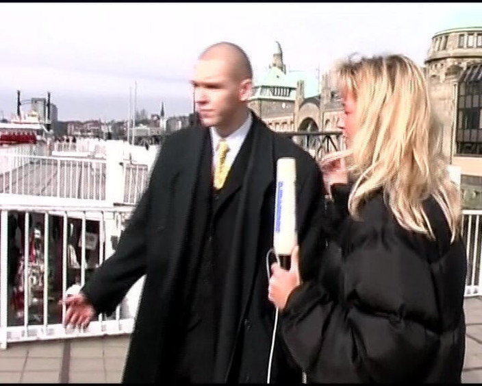 Deutsche Camgirls: 优雅的金发女郎在试镜时和一个男人玩