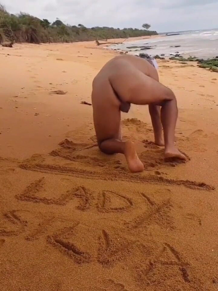 Ladysilvas: Ladysilva si cewek pantat bahenol di pantai