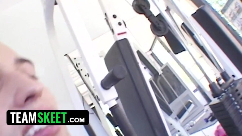 The real workout: Pantat gadis remaja cantik rambut merah diminyaki dan dientot sama...