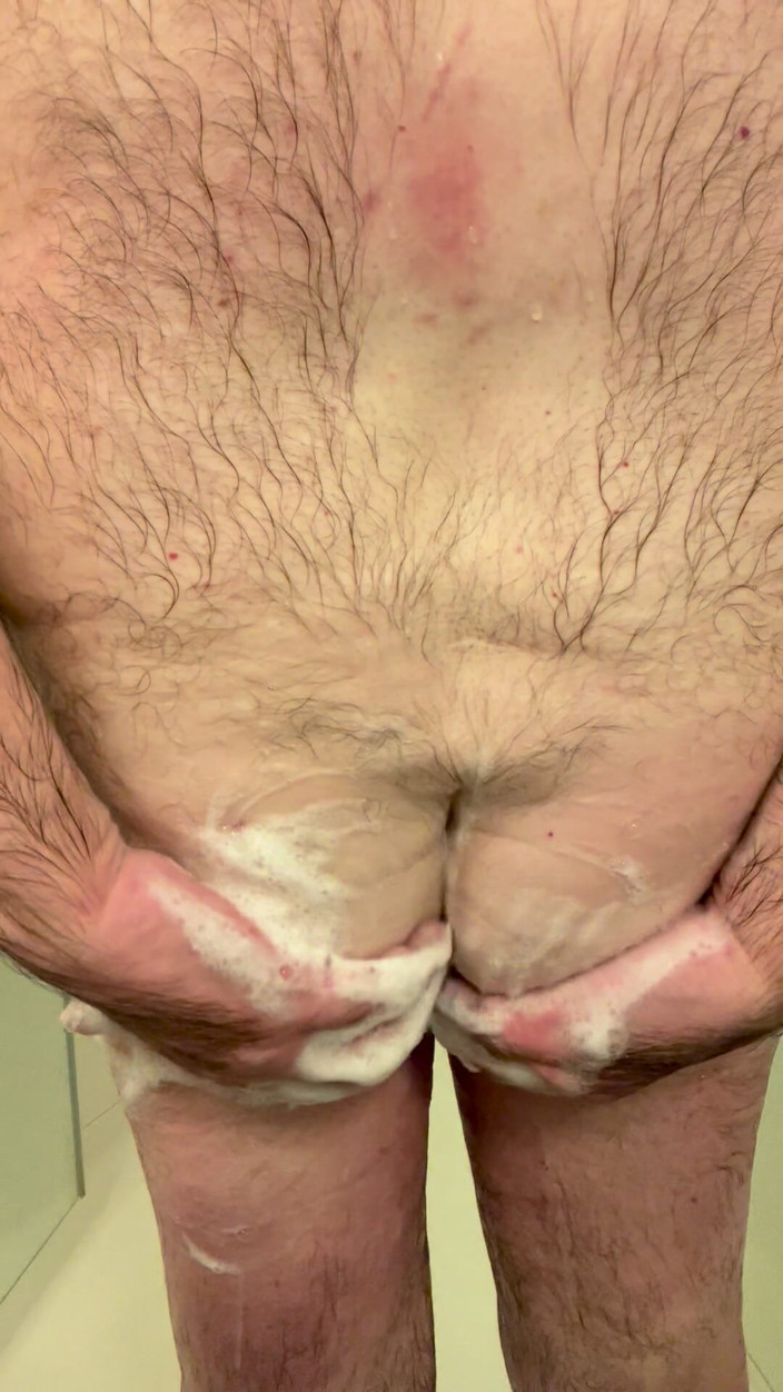 Coach Karl dude lodge: Coach Karl Soaps His Butt 7222