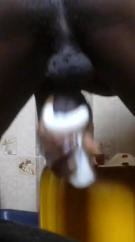 Intérprete enmascarada golpeando juguete de silicona vaginal