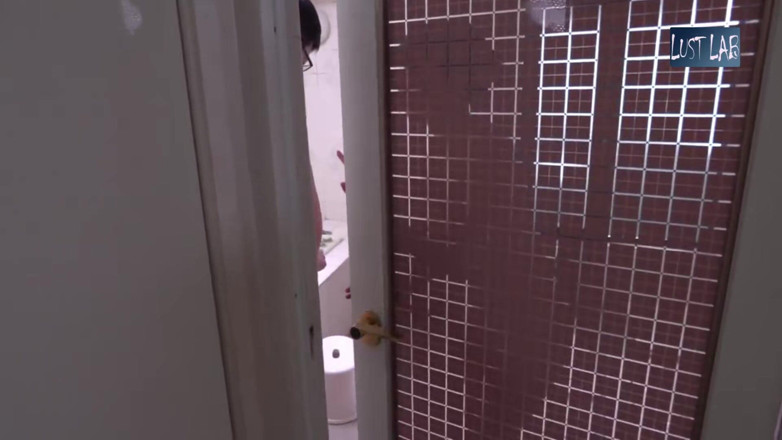 Lust lab: L’heure du bain ludique. Elle le saisit en faisant semblant...