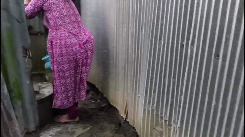 SAFI-SEXY: Îmi văd mătușa intrând în baie ca să se pișe, dar...