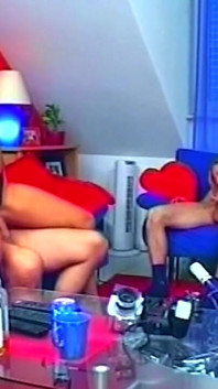 Due ragazze arrapate condividono un cazzo pulsante in un'orgia bollente