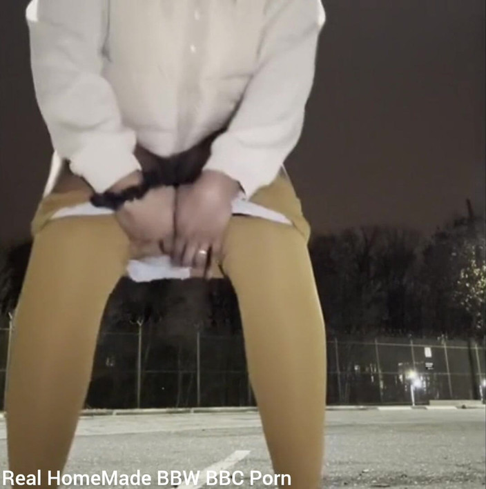 Super sexy ebony cuties: Pișare riscantă în aer liber, răspândindu-mi pizda