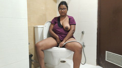 Hindi-Sex: Tonton awek India yang bengkung ini melancap di tandas