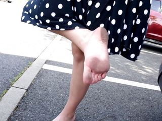 Czech Soles - foot fetish content: उसके गंदे पैर साफ चाटना
