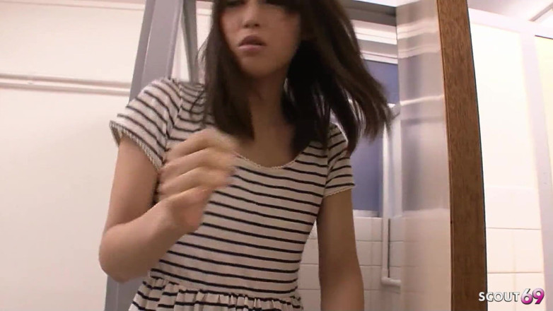 Asian porn collection: Hubená japonská teenagerka Saki ošukaná nevlastním otcem a přítelem v...