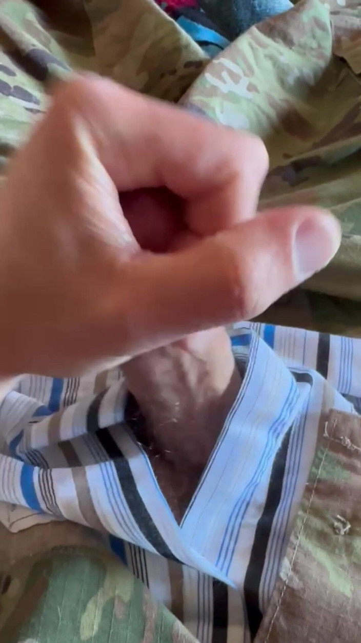 Gay Soldier Stuff: 超级饥渴，我不得不穿着我的 ocp 制服连续撸管两次 - 一如既往地饥渴！