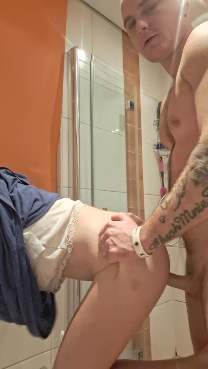 Darkened: Follando el culo en el baño