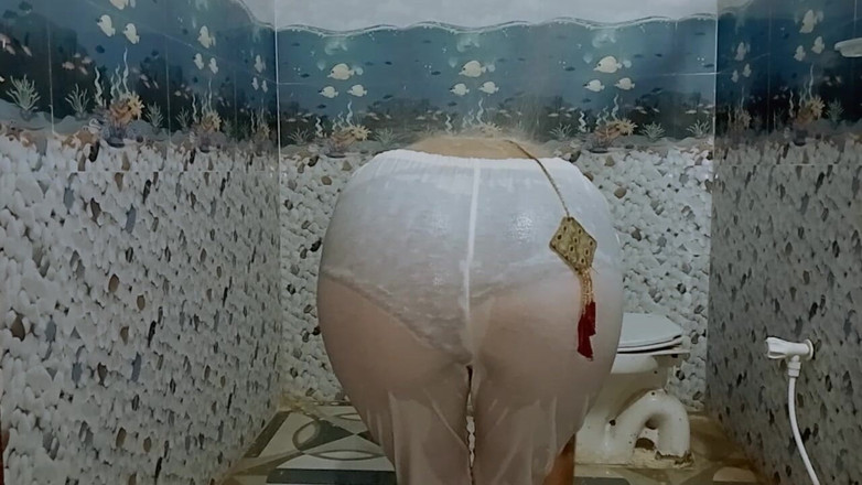Ankurpriya000: Mama vitregă indiană făcând baie în Legis alb deschis mă face...