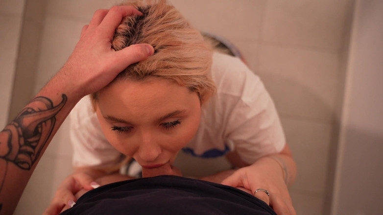 Nka Legran: Jiran memberikan saya blowjob di tangga, kemudian saya mengongkeknya di...