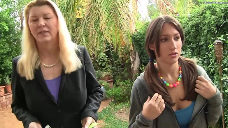 Babe Stare: Lizz tayler viene consegnata ad un cazzo enorme