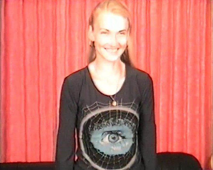 Old and young sex: Natürliche blonde gabriela mit frechen titten masturbiert mit einem dildo